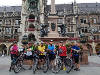 Foto: Die Gruppe mit ihren Fahrrädern