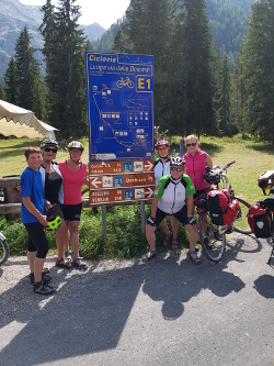 Foto: Die Gruppe vor den Dolomiten