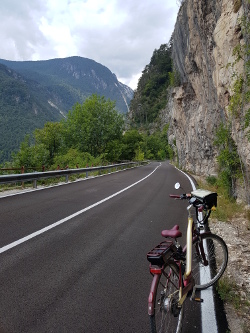 Foto: Ein Stück des Weges führt über die Straße