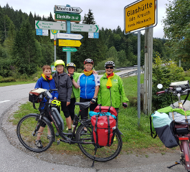 Foto: Die Gruppe am Ortsschild von Glashütte
