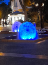 Foto: Brunnen, blau beleuchtet in Grado